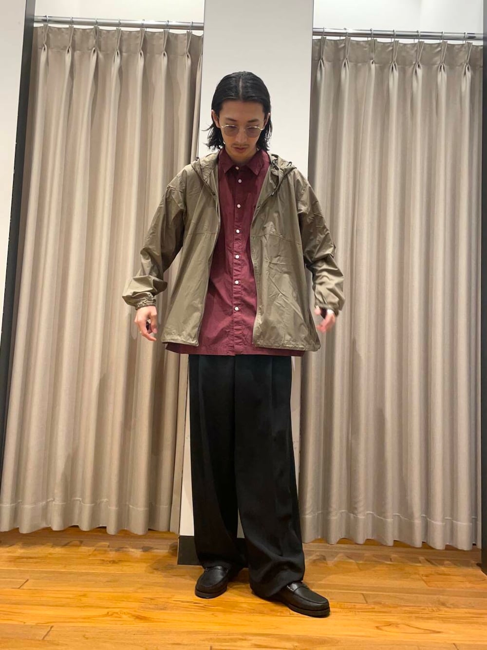 「アーバンリサーチ、URBANRESEARCH、aton、newbasic」｜「ATONのATON　COTTON LAWN OS SHORT-SLEEVE SHIRTS（シャツ/ブラウス、レッド系）」を使った、RYOさん（メンズ・175cm）の春コーディネートの1枚目の写真