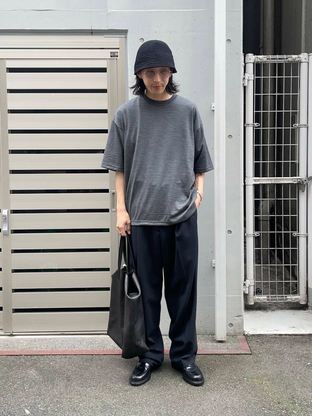 「アーバンリサーチ、URBANRESEARCH、newarrival、aton、きれいめtシャツ、スタッフのこれ買いました、newbasic、初夏パンツ」｜「MASTER&CoのMASTER&Co.　GOAT LEATHER TOTE BAG（トートバッグ、ブラック系）」を使った、RYOさん（メンズ・175cm）の夏コーディネートの1枚目の写真