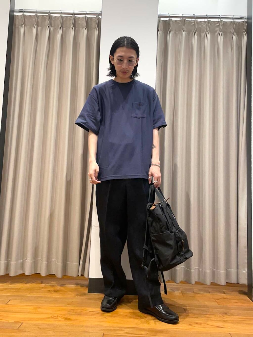 「アーバンリサーチ、URBANRESEARCH、champion、newarrival、URBS」｜「GREGORYのGREGORY　イージーピージーデイ（バックパック/リュック、ブラック系）」を使った、RYOさん（メンズ・175cm）の春コーディネートの1枚目の写真