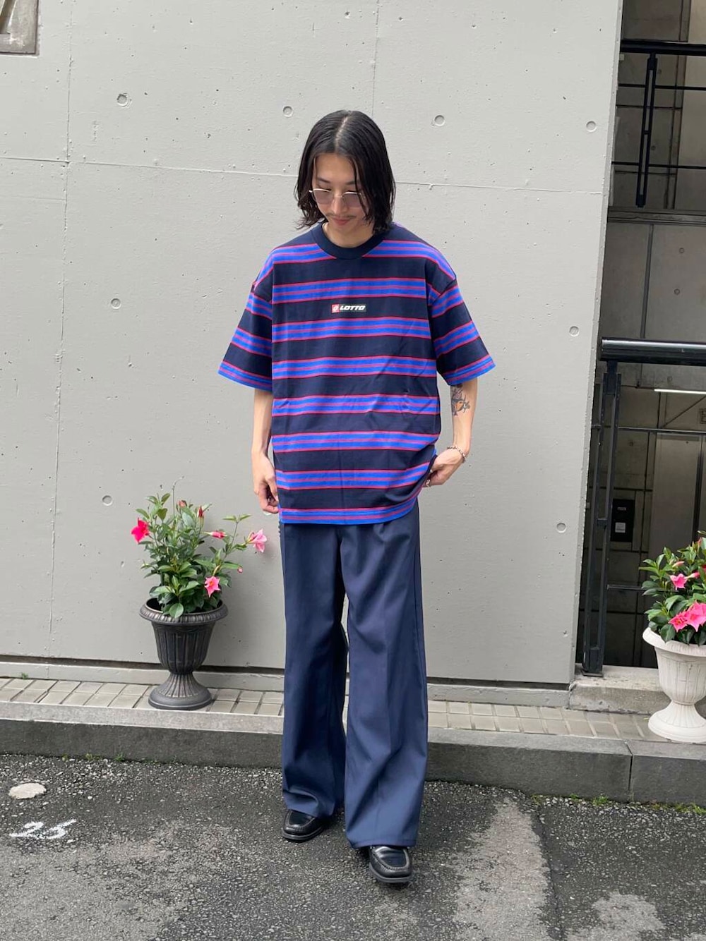 「アーバンリサーチ、URBANRESEARCH、newarrival、lotto、一枚で決まるtシャツ」｜「LOTTOのLOTTO　MULTI BORDER T-SHIRTS（Tシャツ/カットソー、ブルー系）」を使った、RYOさん（メンズ・175cm）の夏コーディネートの1枚目の写真