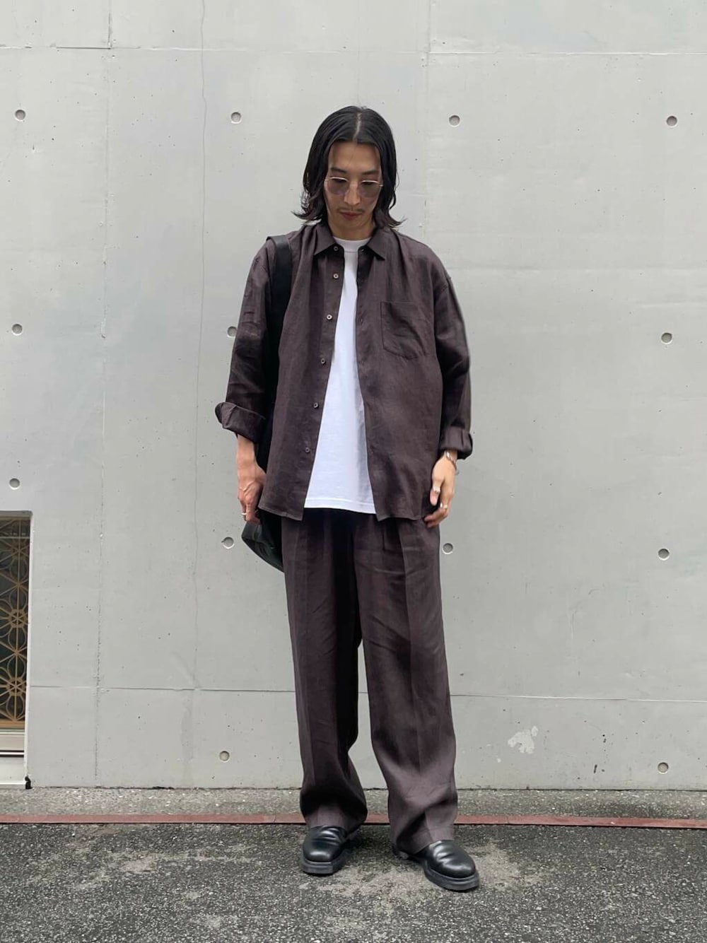 「アーバンリサーチ、URBANRESEARCH、リネン」｜「MASTER&CoのMASTER&Co.　GOAT LEATHER TOTE BAG（トートバッグ、ブラック系）」を使った、RYOさん（メンズ・175cm）の夏コーディネートの1枚目の写真