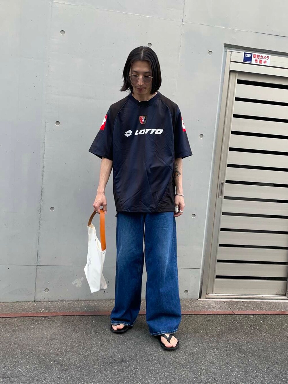 「アーバンリサーチ、URBANRESEARCH、newarrival、lotto」｜「LOTTOのLOTTO　STRIPE GAME SHIRTS（Tシャツ/カットソー、ブラック系）」を使った、RYOさん（メンズ・175cm）の春コーディネートの1枚目の写真
