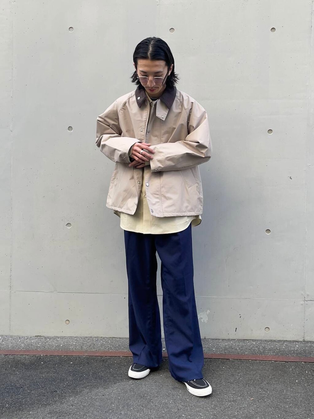 「アーバンリサーチ、別注、URBANRESEARCH、ラングラー、newarrival、newbasic」｜「THOMAS MASONの『一部WEB限定カラー』new basic THOMAS MASON OVER SHIRTS（シャツ/ブラウス、ベージュ系）」を使った、RYOさん（メンズ・175cm）の冬コーディネートの1枚目の写真