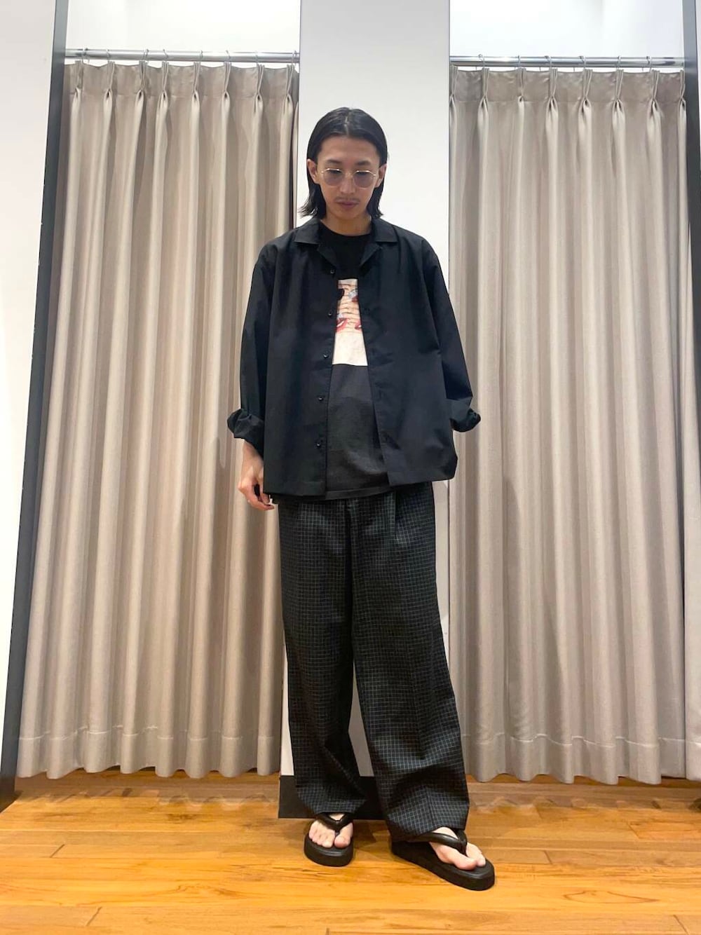 「アーバンリサーチ、URBANRESEARCH、newarrival、brooksbrothers、farah、newbasic」｜「BROOKS BROTHERSの『別注』BROOKS BROTHERS×UR　OPEN COLLAR L/S SHIRTS（シャツ/ブラウス、ブラック系）」を使った、RYOさん（メンズ・175cm）の春コーディネートの1枚目の写真