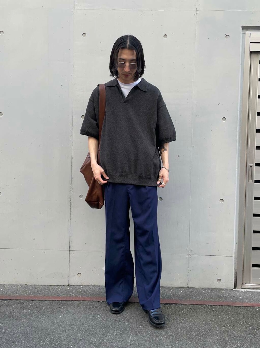 「アーバンリサーチ、URBANRESEARCH、newarrival、newbasic」｜「MASTER&CoのMASTER&Co.　GOAT LEATHER TOTE BAG（トートバッグ、ブラウン系）」を使った、RYOさん（メンズ・175cm）の春コーディネートの1枚目の写真