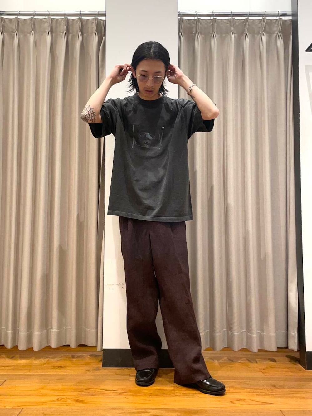 「アーバンリサーチ、URBANRESEARCH、newarrival」｜「URBAN RESEARCHのnew basic　リネンタックスラックス（その他パンツ、ブラウン系）」を使った、RYOさん（メンズ・175cm）の春コーディネートの1枚目の写真