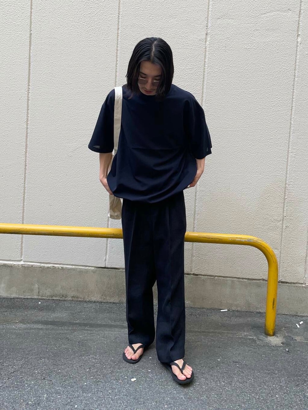 「アーバンリサーチ、URBANRESEARCH、newarrival、きれいめtシャツ」｜「URBAN RESEARCHのnew basic　リネンタックスラックス（その他パンツ、ブルー系）」を使った、RYOさん（メンズ・175cm）の春コーディネートの1枚目の写真