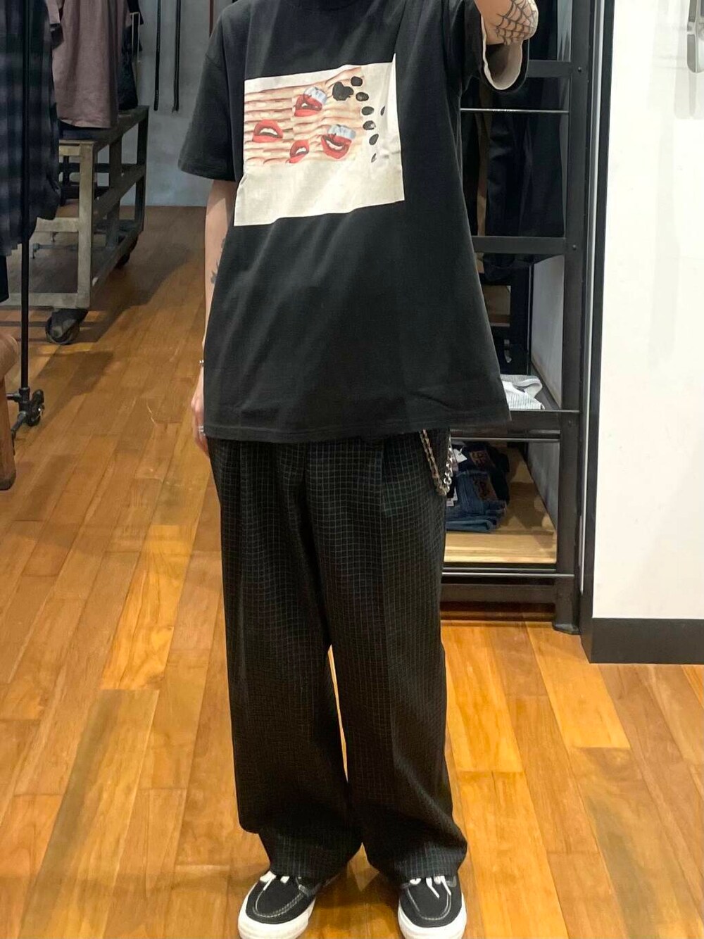 「アーバンリサーチ、URBANRESEARCH、newarrival、semoh、farah、きれいめtシャツ」｜「FARAHのFARAH　Out Tuck Wide Tapered PANTS（その他パンツ、ブラック系）」を使った、RYOさん（メンズ・175cm）の春コーディネートの1枚目の写真