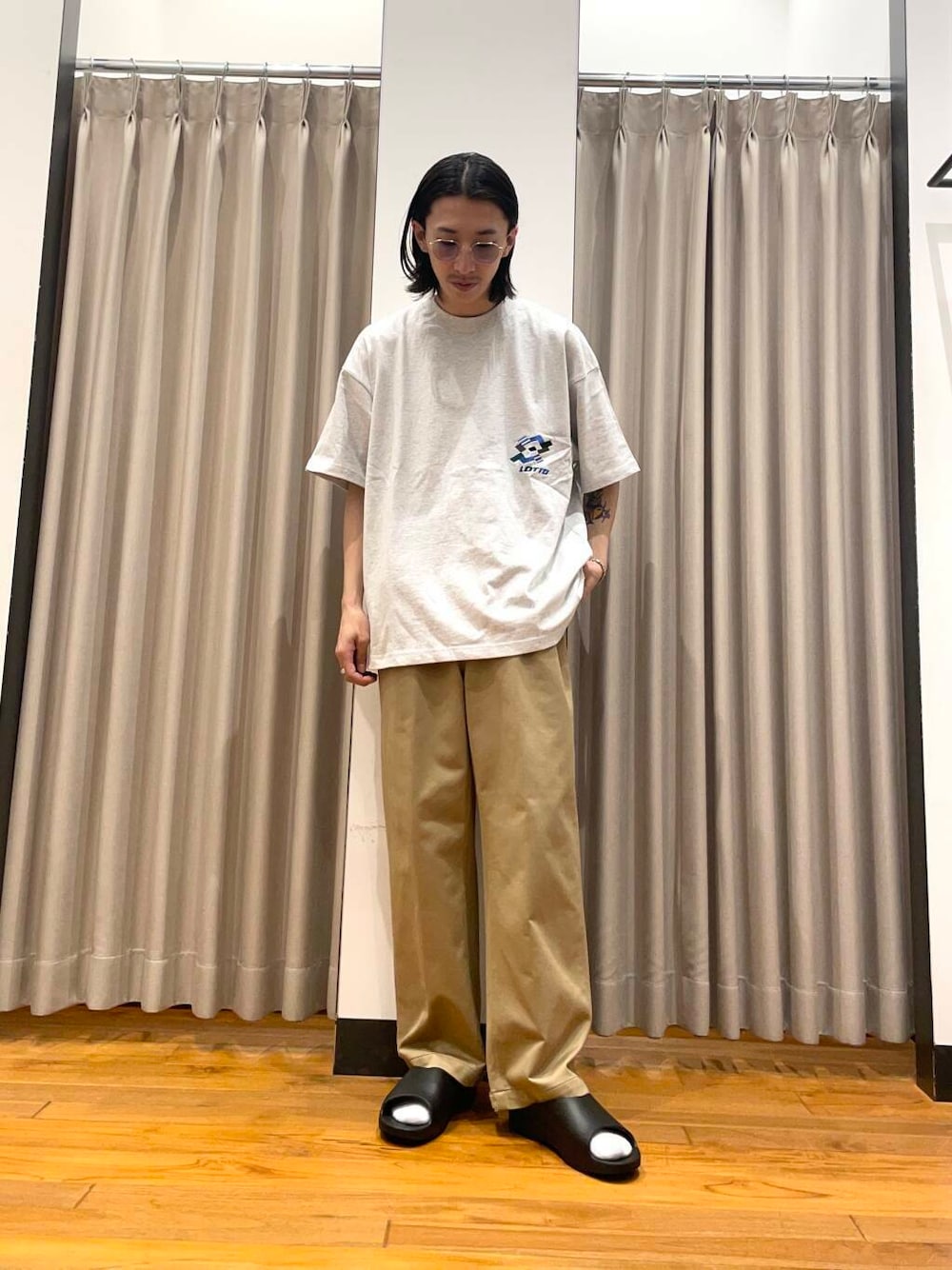 「アーバンリサーチ、URBANRESEARCH、ggg、lotto」｜「LOTTOのLOTTO　WINDMILL LOGO T-SHIRTS（Tシャツ/カットソー、グレー系）」を使った、RYOさん（メンズ・175cm）の春コーディネートの1枚目の写真