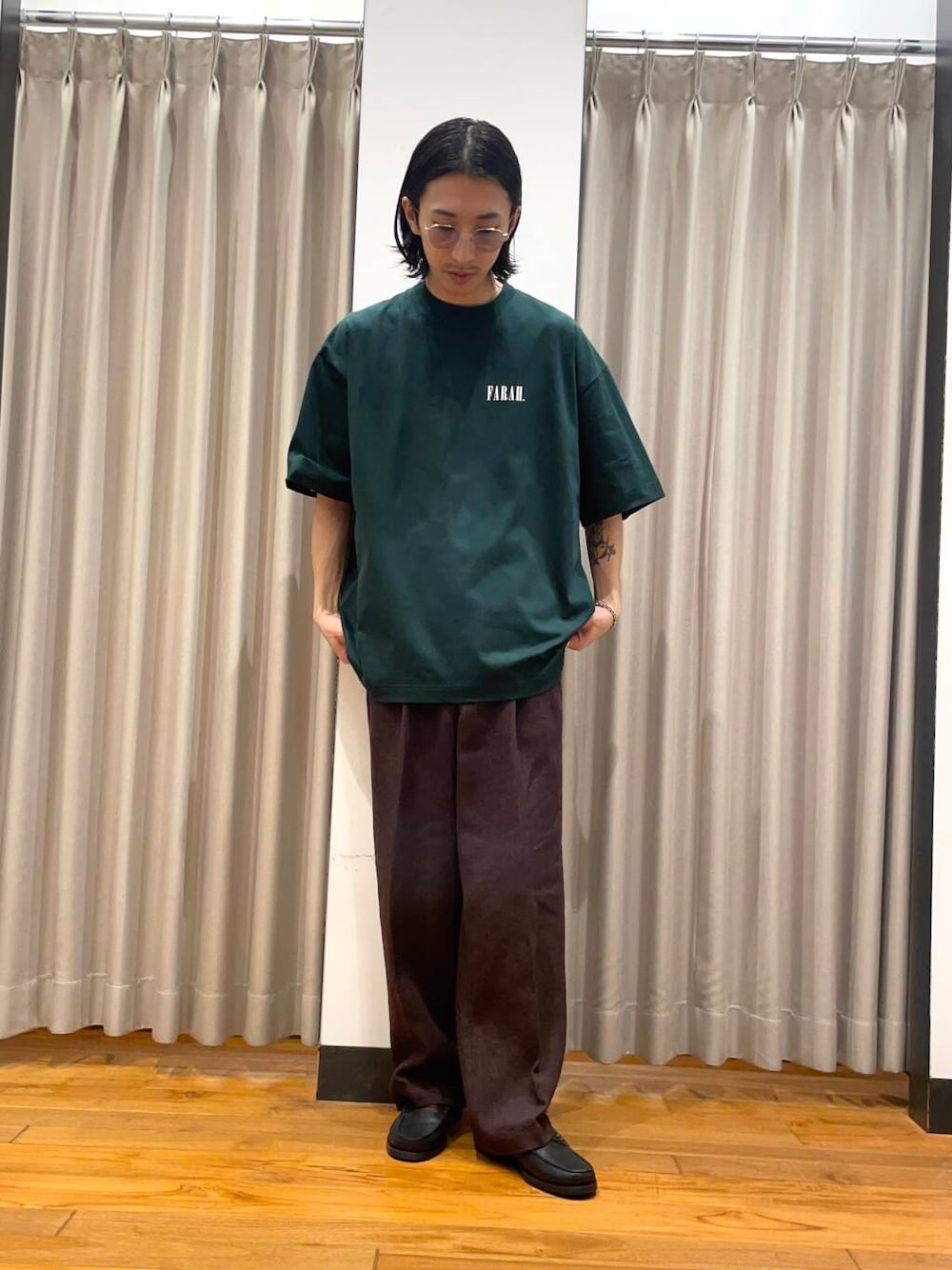 「アーバンリサーチ、URBANRESEARCH、newarrival、farah、初夏のお出かけコーデ、newbasic」｜「URBAN RESEARCHのnew basic　リネンタックスラックス（その他パンツ、ブラウン系）」を使った、RYOさん（メンズ・175cm）の春コーディネートの1枚目の写真