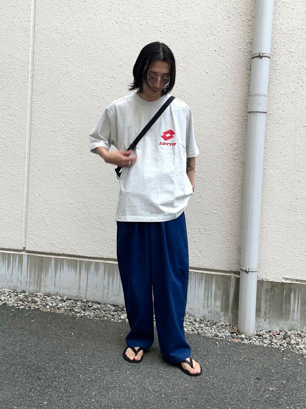 「アーバンリサーチ、URBANRESEARCH、newarrival、lotto」｜「LOTTOのLOTTO　CLASSIC BIG T-SHIRTS（Tシャツ/カットソー、グレー系）」を使った、RYOさん（メンズ・175cm）の春コーディネートの1枚目の写真