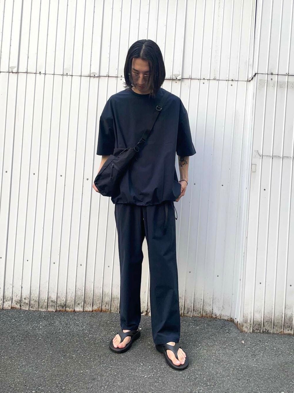 「アーバンリサーチ、URBANRESEARCH、newarrival、サンダルコーデ」｜「Gramicciの『別注』Gramicci　SOLOTEXストレッチタックパンツ（その他パンツ、ブルー系）」を使った、RYOさん（メンズ・175cm）の春コーディネートの1枚目の写真