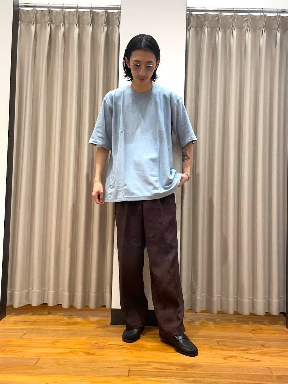 「アーバンリサーチ、URBANRESEARCH、newarrival」｜「URBAN RESEARCHのnew basic　リネンタックスラックス（その他パンツ、ブラウン系）」を使った、RYOさん（メンズ・175cm）の春コーディネートの1枚目の写真