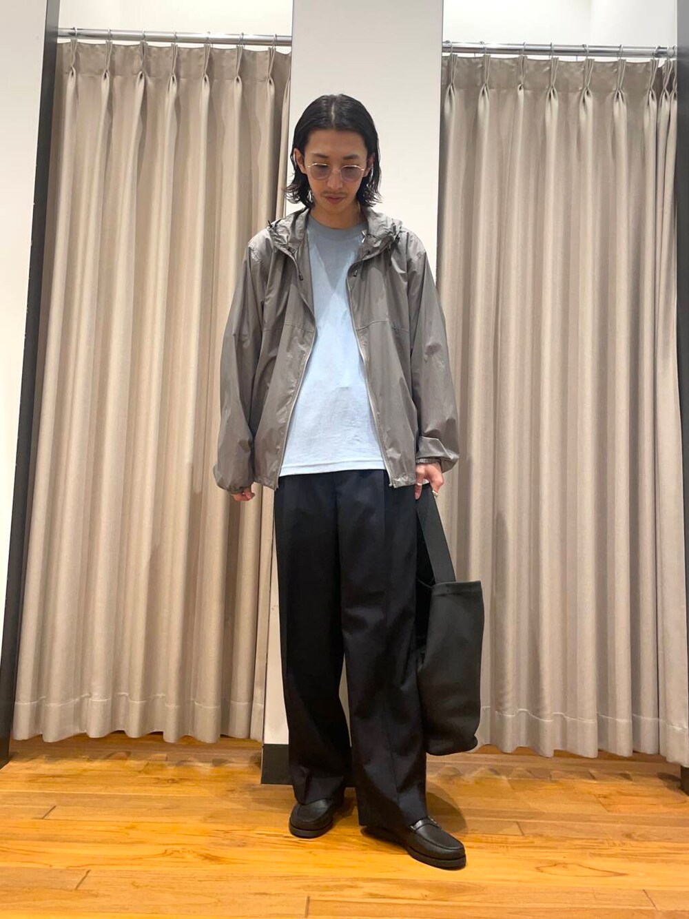 「アーバンリサーチ、別注、URBANRESEARCH、newarrival」｜「URBAN RESEARCHのnew basic　Nylon Rip Stop Wind Parka（ナイロンジャケット、グレー系）」を使った、RYOさん（メンズ・175cm）の春コーディネートの1枚目の写真