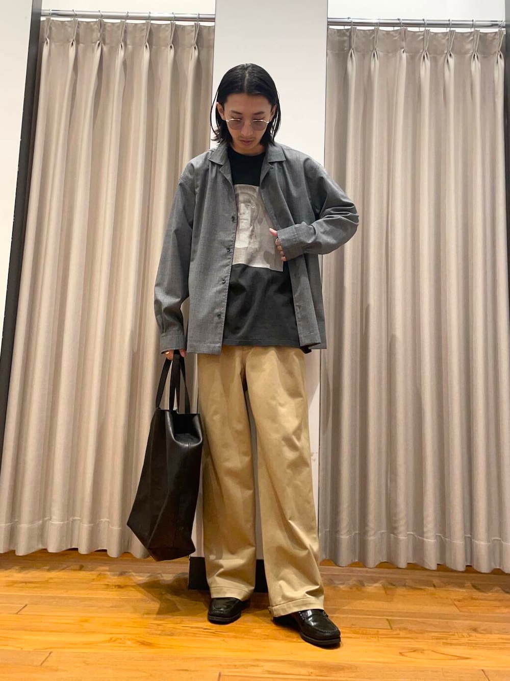 「アーバンリサーチ、URBANRESEARCH、newarrival」｜「MASTER&CoのMASTER&Co.　GOAT LEATHER TOTE BAG（トートバッグ、ブラック系）」を使った、RYOさん（メンズ・175cm）の春コーディネートの1枚目の写真