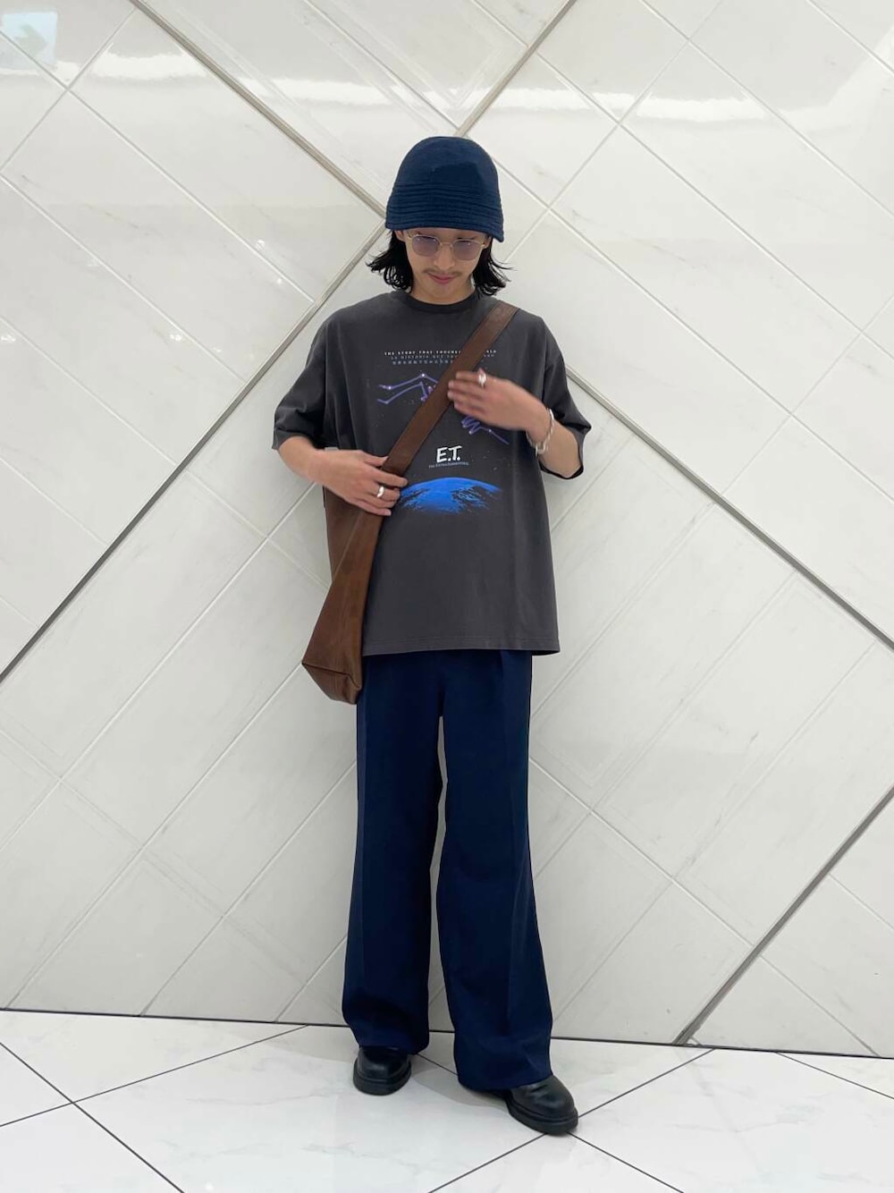 「アーバンリサーチ、URBANRESEARCH、newarrival、一枚で決まるtシャツ」｜「MASTER&CoのMASTER&Co.　GOAT LEATHER TOTE BAG（トートバッグ、ブラウン系）」を使った、RYOさん（メンズ・175cm）の夏コーディネートの1枚目の写真