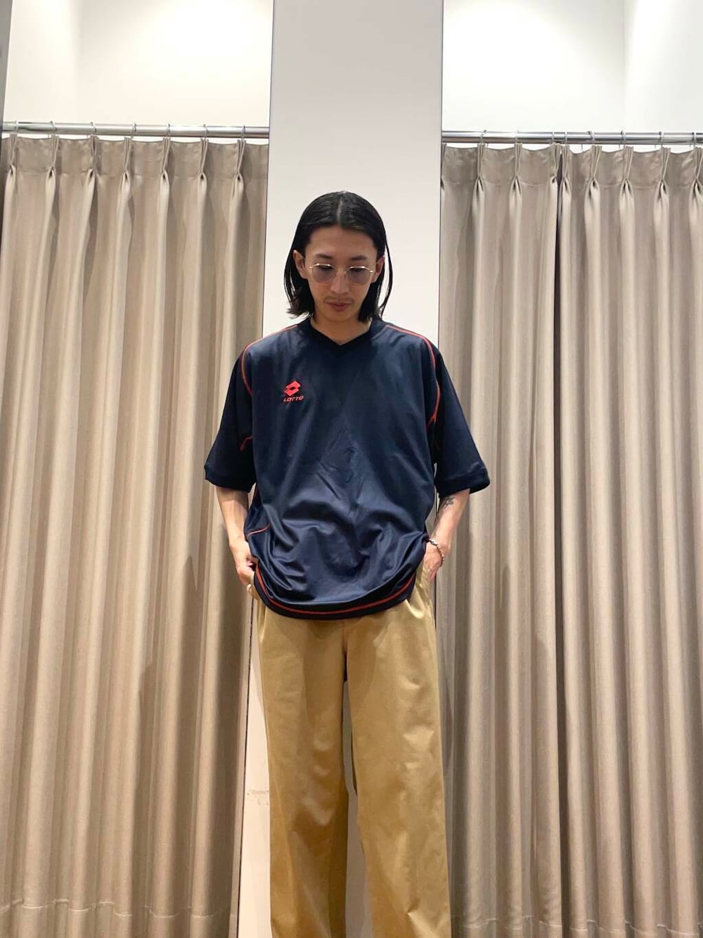 「アーバンリサーチ、URBANRESEARCH、lotto」｜「MASTER&CoのMASTER&Co.　GOAT LEATHER TOTE BAG（トートバッグ、ブラック系）」を使った、RYOさん（メンズ・175cm）の春コーディネートの1枚目の写真