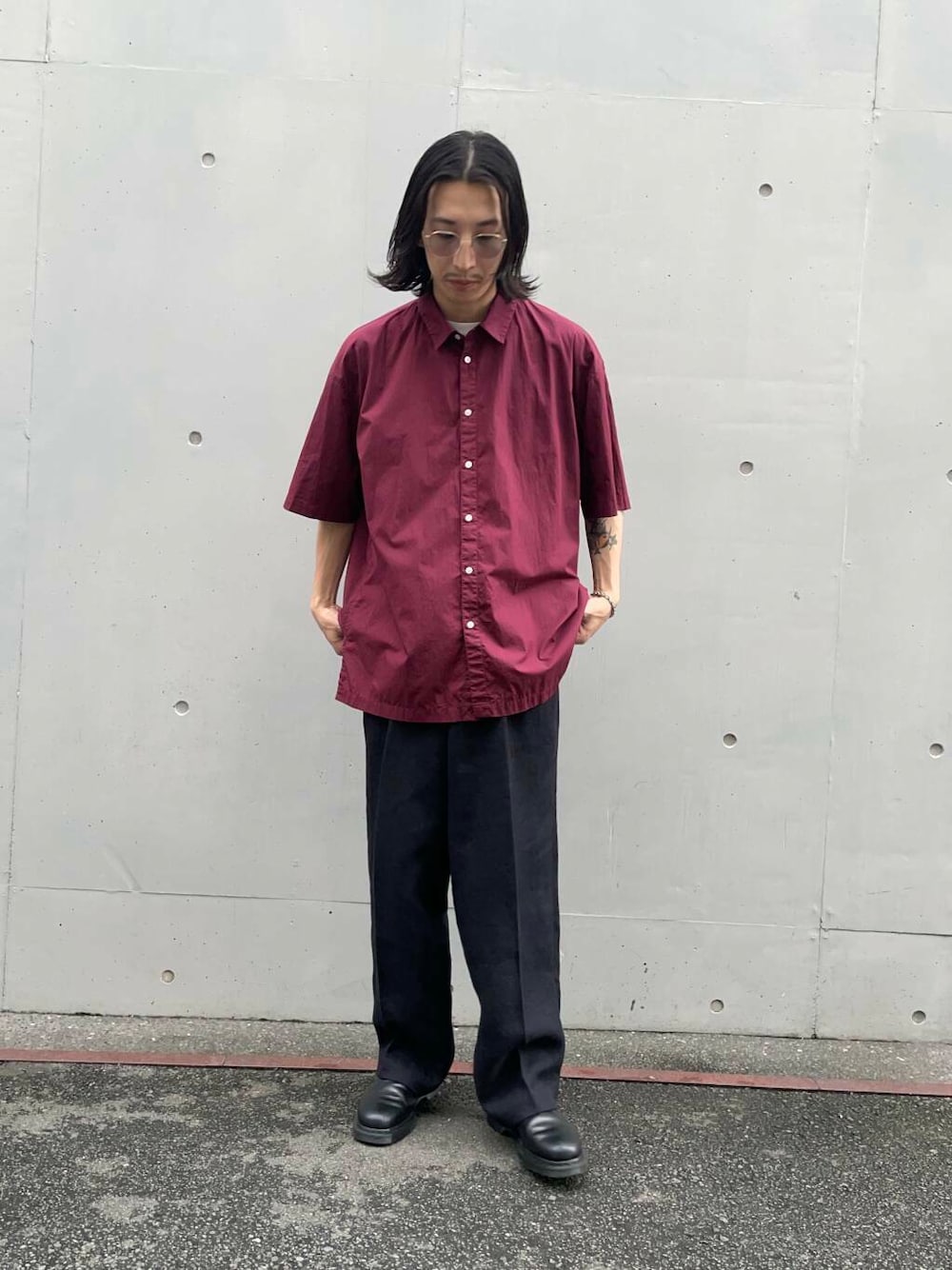 「アーバンリサーチ、URBANRESEARCH、aton、newbasic」｜「ATONのATON　COTTON LAWN OS SHORT-SLEEVE SHIRTS（シャツ/ブラウス、レッド系）」を使った、RYOさん（メンズ・175cm）の夏コーディネートの1枚目の写真