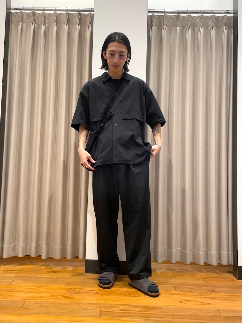 「アーバンリサーチ、URBANRESEARCH、newarrival、初夏のお出かけコーデ、widedad」｜「BIRKENSTOCKのBIRKENSTOCK　Exclusive Zurich(Narrow)（サンダル、グレー系）」を使った、RYOさん（メンズ・175cm）の春コーディネートの1枚目の写真