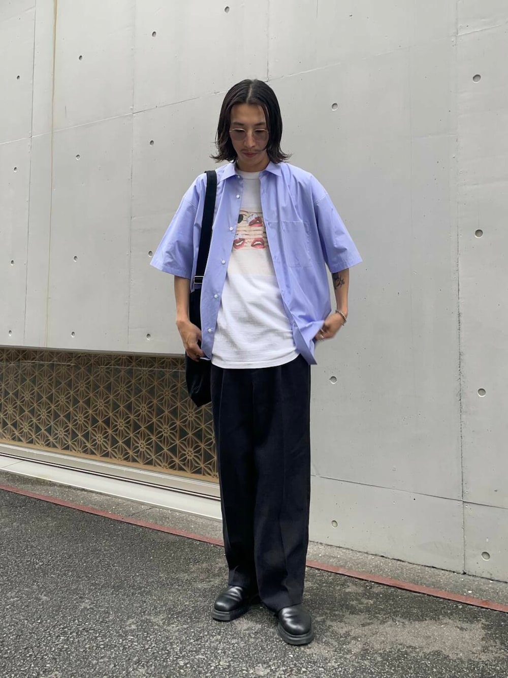 「アーバンリサーチ、URBANRESEARCH、リネン、きれいめtシャツ、newbasic」｜「URBAN RESEARCHのnew basic　THOMAS MASON SHORT-SLEEVE OVER SHIRTS（シャツ/ブラウス、ブルー系）」を使った、RYOさん（メンズ・175cm）の夏コーディネートの1枚目の写真