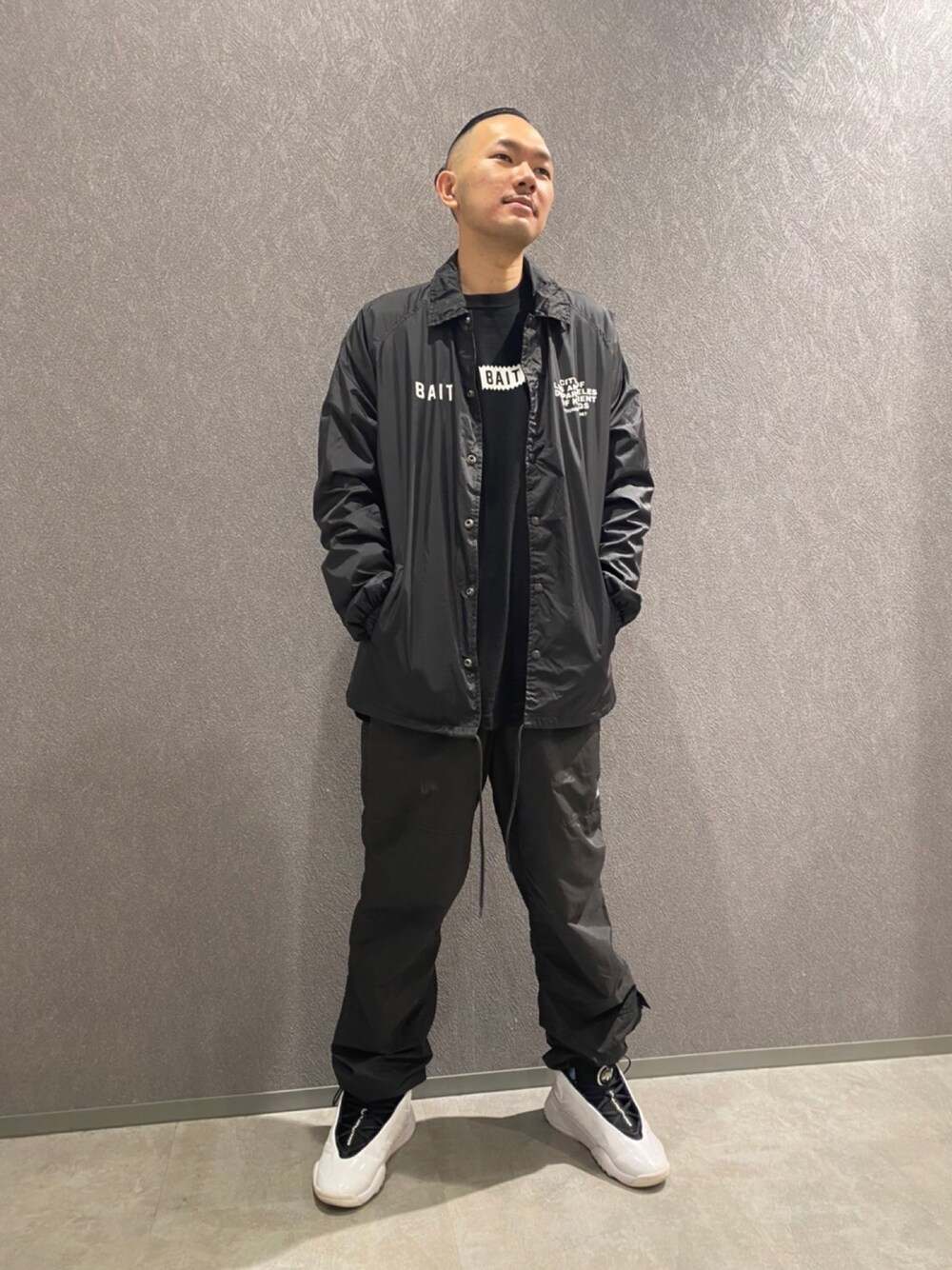 「黒、オーバーサイズ、スニーカーコーデ、黒コーデ、秋冬コーデ、Bait」｜「BAITの【2109_BAT】BAIT DEPARTMENT COACH JACKET 216-BAT-JKT-001（ナイロンジャケット、ブラック系）」を使った、kimmyさん（メンズ・177cm）の秋コーディネートの1枚目の写真