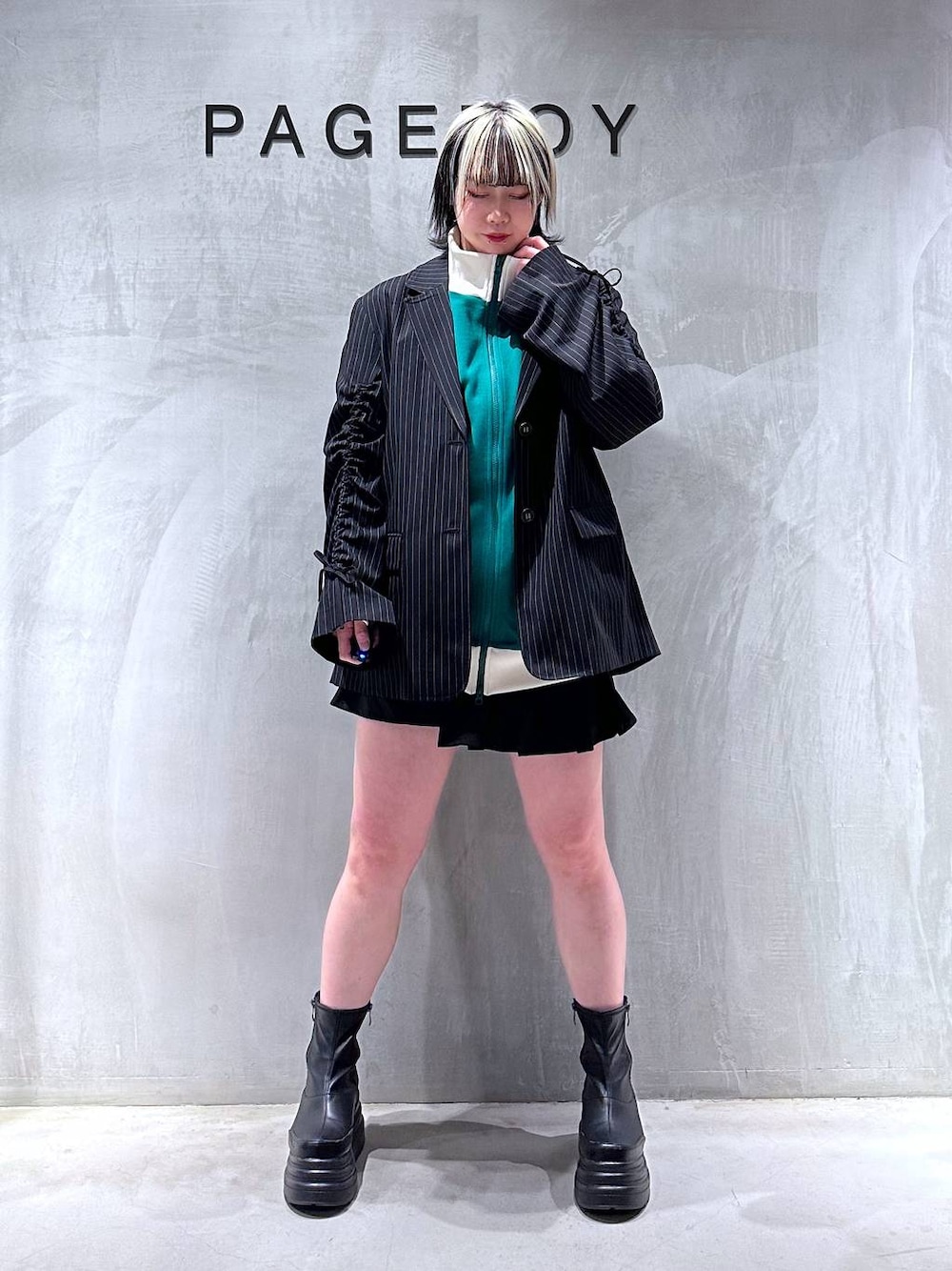 「ユニセックス、PBLIM、春コーデ、オーバーサイズ、ストリート、個性派、モード、デート/ロマンティック、女子会、カジュアル、旅行、PAGEBOY、どっと変わっちゃえ、着痩せ・細見え、骨格ナチュラル_PAGEBOY」｜「PAGEBOYのドロストジャケット（テーラードジャケット、その他）」を使った、Yunさん（レディース・160cm）の冬コーディネートの1枚目の写真