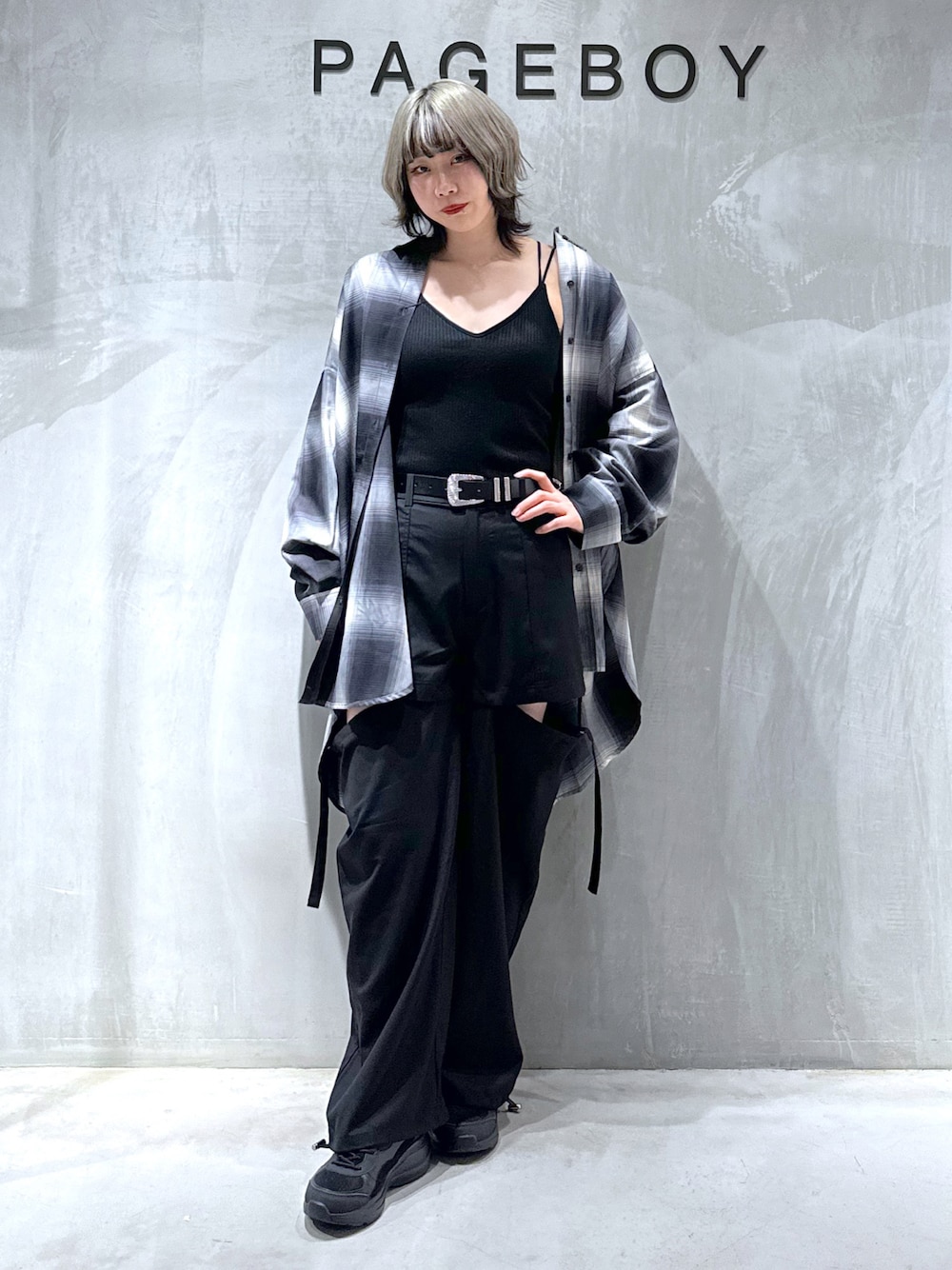 ブラック系のシャツ/ブラウス、ブラック系のその他パンツ、ブラック系のスニーカーを着用したレディースの秋コーディネートの1枚目の写真