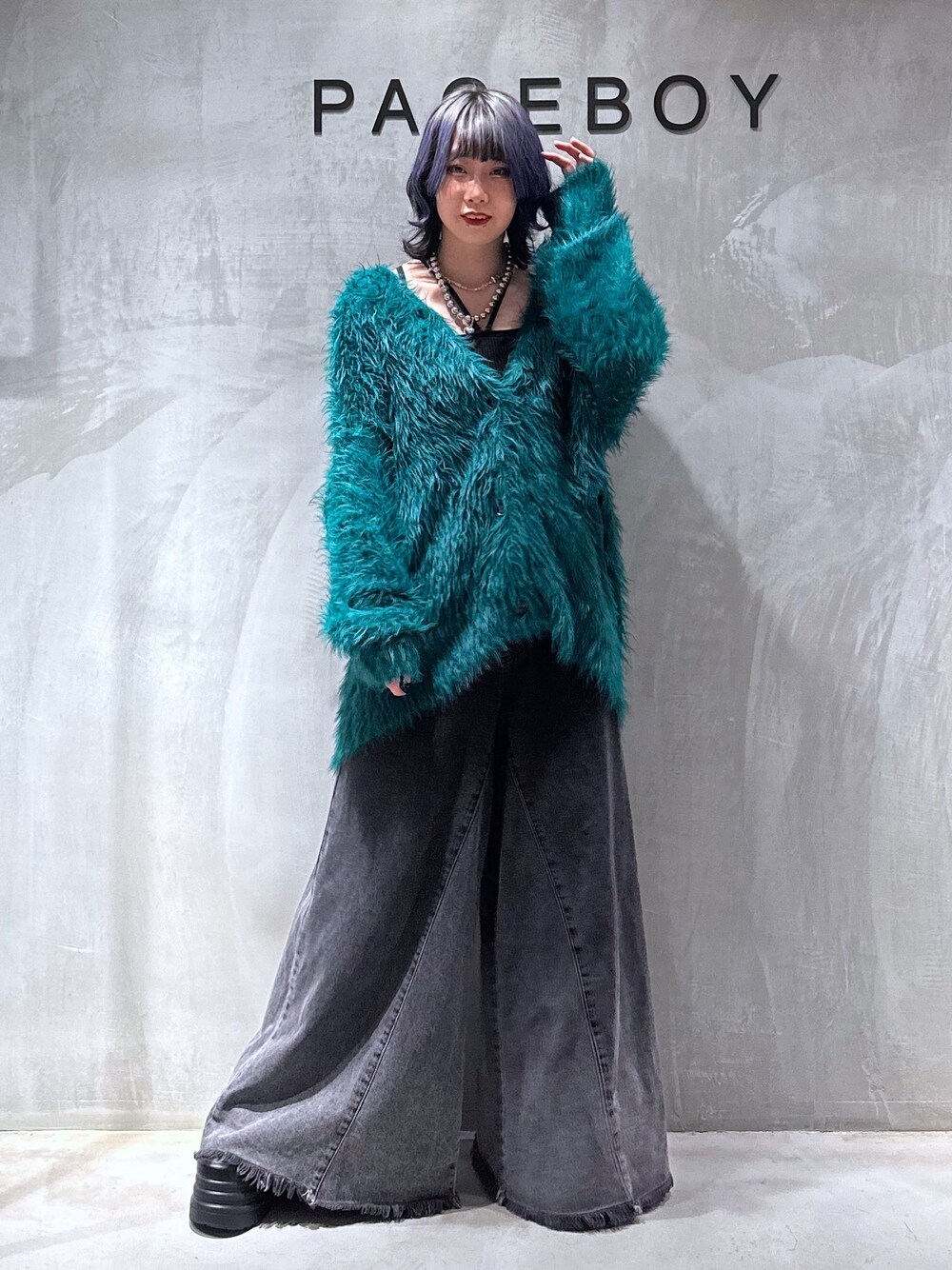 ブラック系のキャミソール、グリーン系のカーディガン/ボレロ、ブラック系のデニムパンツを着用したレディースの秋コーディネートの1枚目の写真