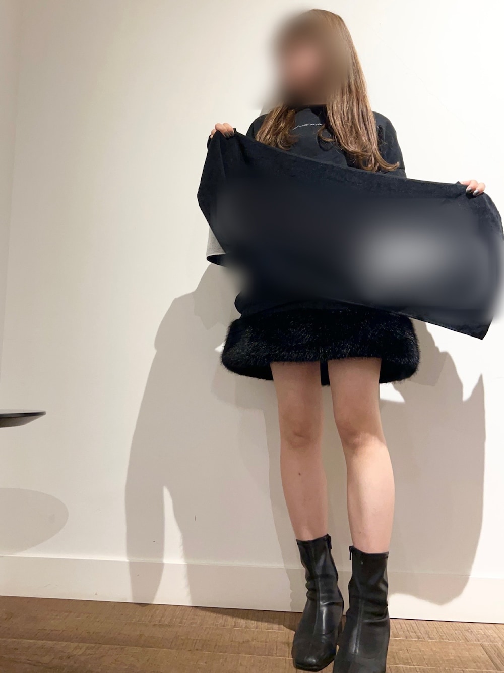 ブラック系のブーツ、ブラック系のスカートを着用したレディースの冬コーディネートの1枚目の写真
