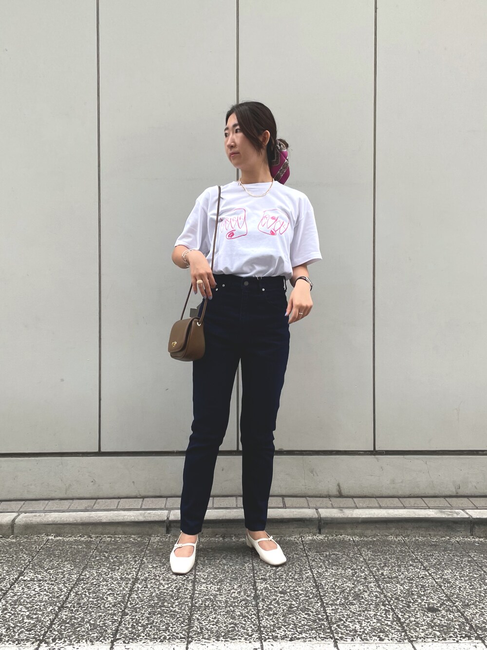 ブラック系のデニムパンツ、ホワイト系のTシャツ/カットソー、ブラック系のショルダーバッグを着用したレディースの夏コーディネートの1枚目の写真