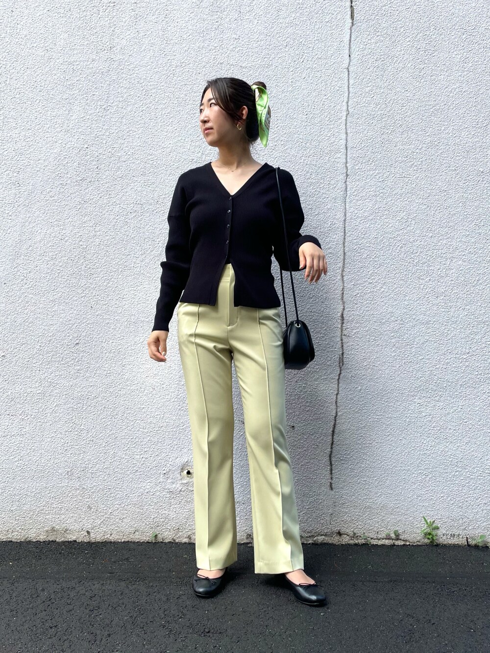 グリーン系のその他パンツ、ブラック系のカーディガン/ボレロ、シルバー系のバレエシューズを着用したレディースの夏コーディネートの1枚目の写真