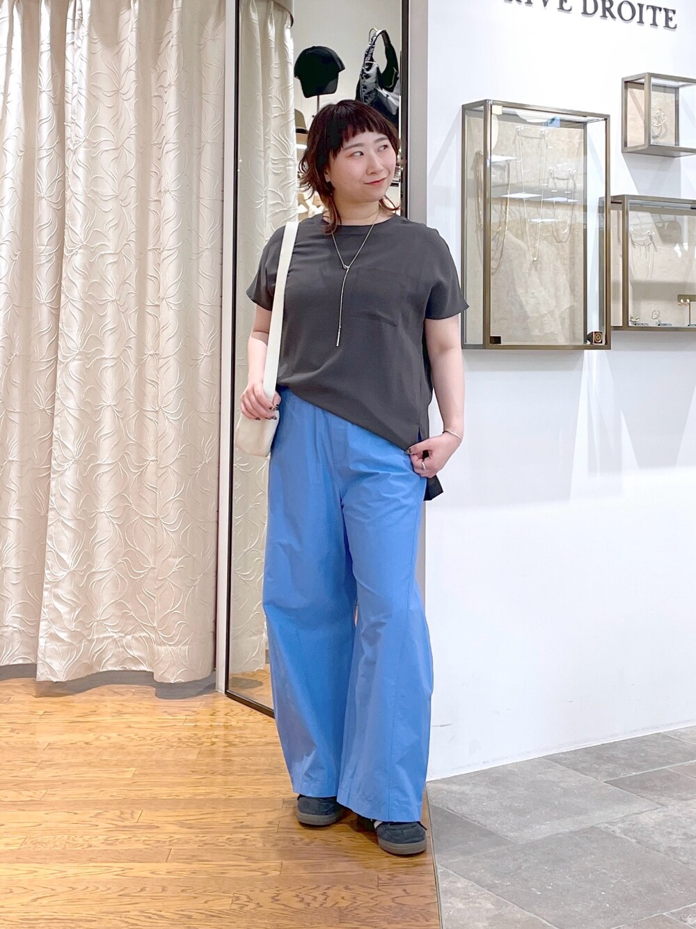 ホワイト系のハンドバッグ、グレー系のシャツ/ブラウス、ブルー系のその他パンツを着用したレディースの夏コーディネートの1枚目の写真