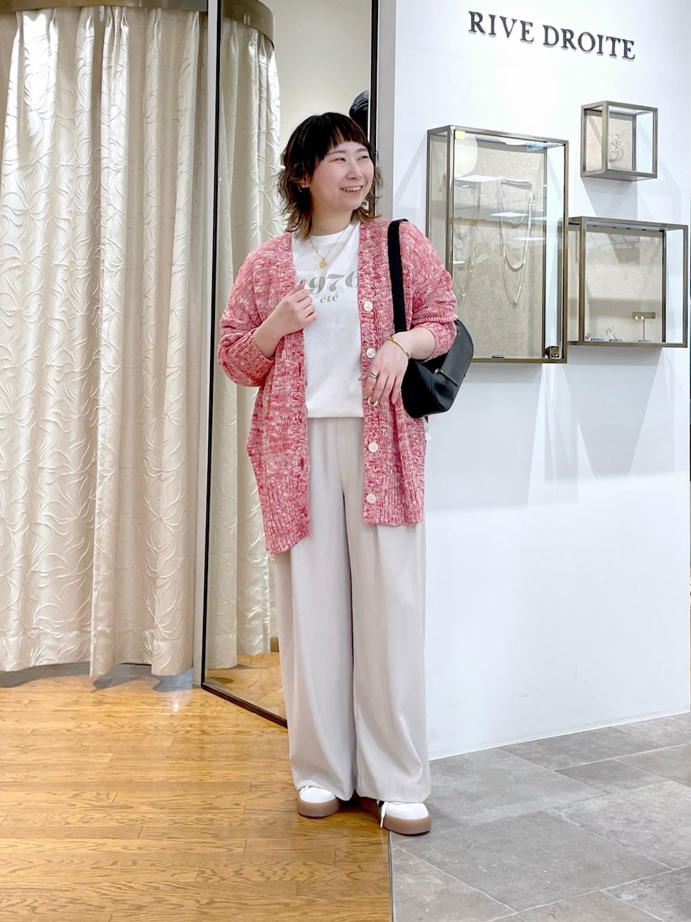 「RIVEDROITE、大人カジュアル、骨格ストレート、イエベ春、ぽっちゃり、ロゴT、Tシャツ、カーディガン、羽織り、ワイドパンツ、スラックス、スニーカーコーデ、ボディバッグ」｜「RIVE DROITEの【R.good(アールドットグッド)】コインショートネックレス（ネックレス、ゴールド系）」を使った、rd_canaさん（骨格ストレート・レディース・158cm）の春コーディネートの1枚目の写真