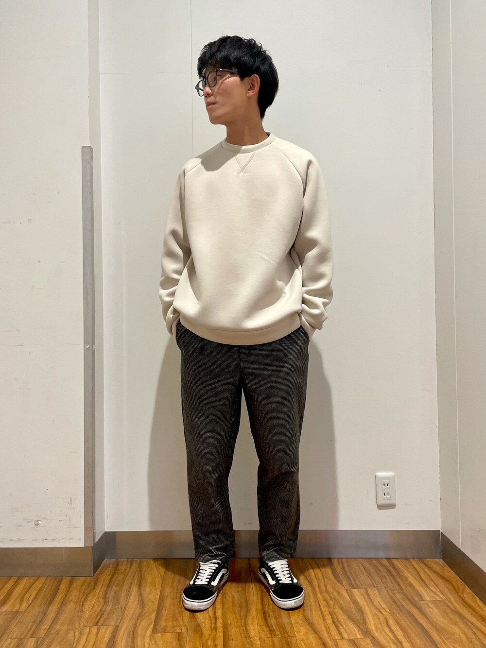 「スウェット、VANS、チェックパンツ、オールドスクール、オトナカジュアル、ラフ着、いいね、save、フォローお願いします🤑、マリノアシティ福岡」｜「ITEMS URBANRESEARCHのダンボール ラグランクルーネック（スウェット、ベージュ系）」を使った、Ryuichiさん（メンズ・177cm）の秋コーディネートの1枚目の写真