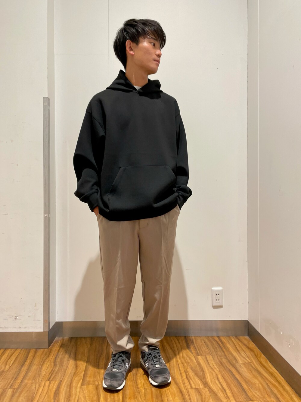 「ITEMS URBANRESEARCHのダンボールプルオーバーパーカー（パーカー、ブラック系）」を使った、Ryuichiさん（メンズ・177cm）の秋コーディネートの1枚目の写真