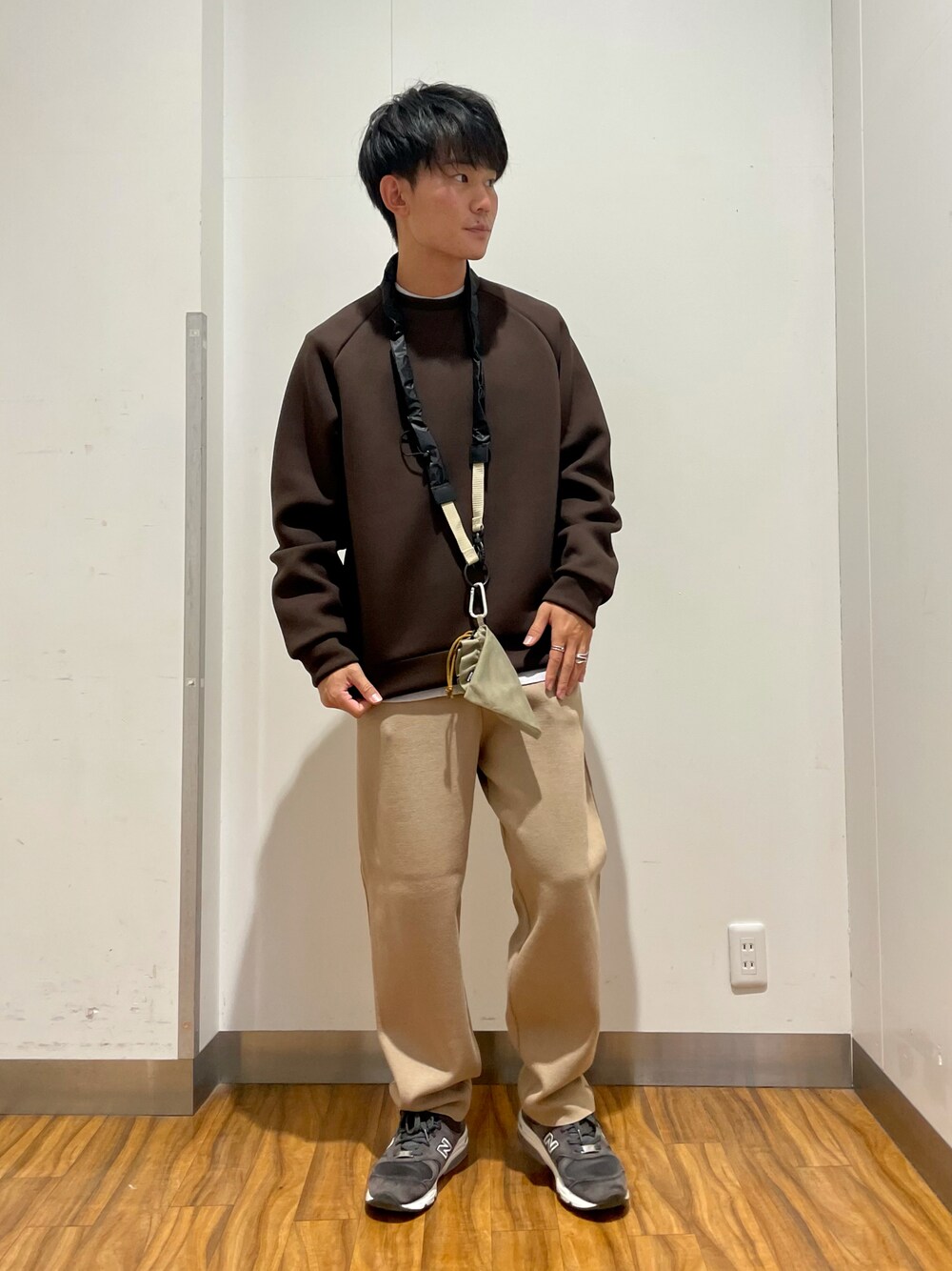 「ニューバランス、秋のコーデ、ストリート、冬コーデ、レイヤードスタイル、スニーカーコーデ、ニットパンツ、いいね、save、フォローお願いします🤑」｜「Hint&Witのユーティリティーループベルト（ショルダーバッグ、ベージュ系）」を使った、Ryuichiさん（メンズ・177cm）の秋コーディネートの1枚目の写真
