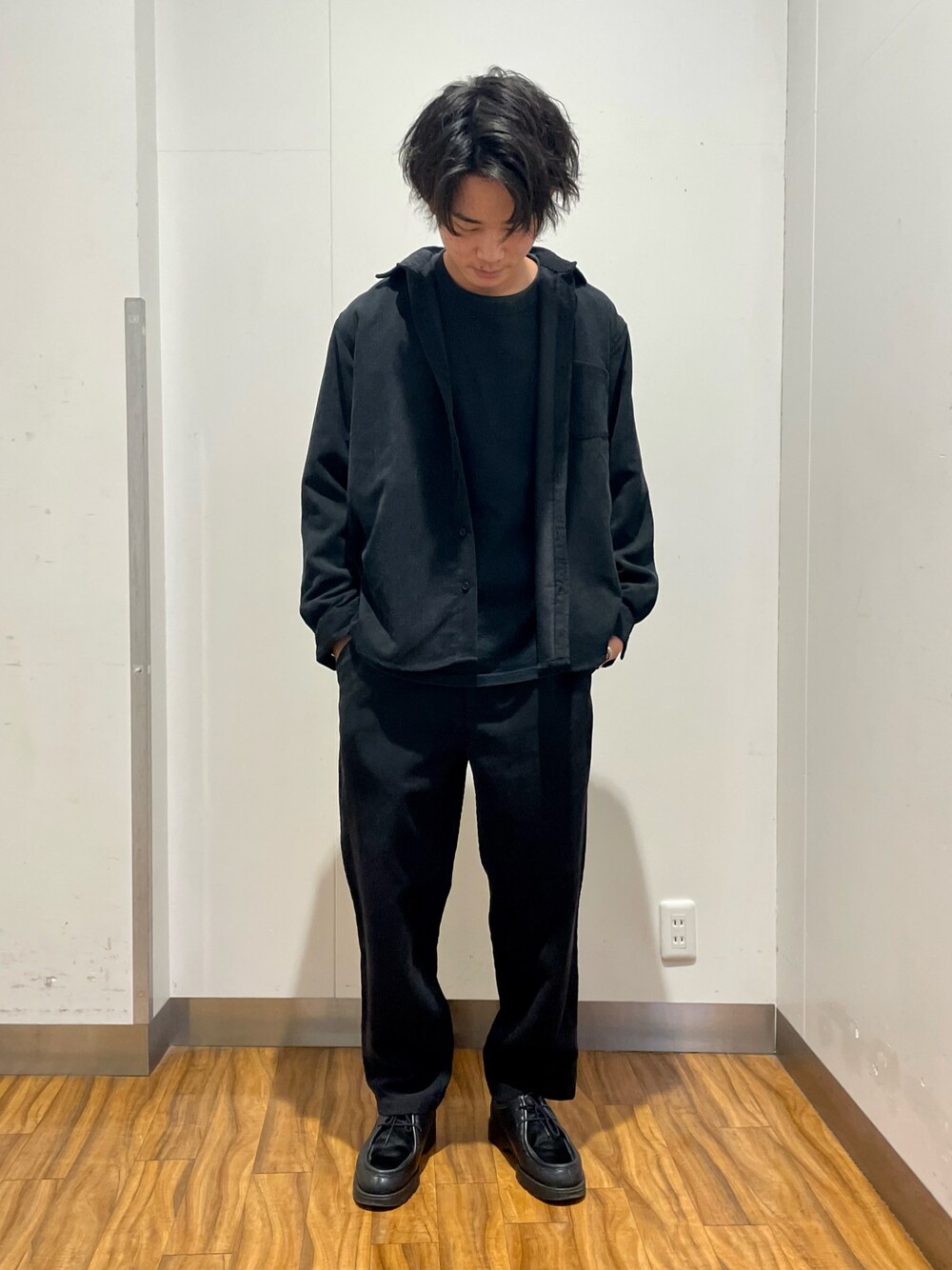 「セットアップ、ワントーンコーデ、オールブラック、モノトーン、大人コーデ、きれいめカジュアル、シャツスタイル、いいね、save、フォローお願いします🤑、マリノアシティ福岡、アイテムズアーバンリサーチ」｜「ITEMS URBANRESEARCHのスプリング ワッフルコーデュロイシャツ（シャツ/ブラウス、ブラック系）」を使った、Ryuichiさん（メンズ・177cm）の冬コーディネートの1枚目の写真