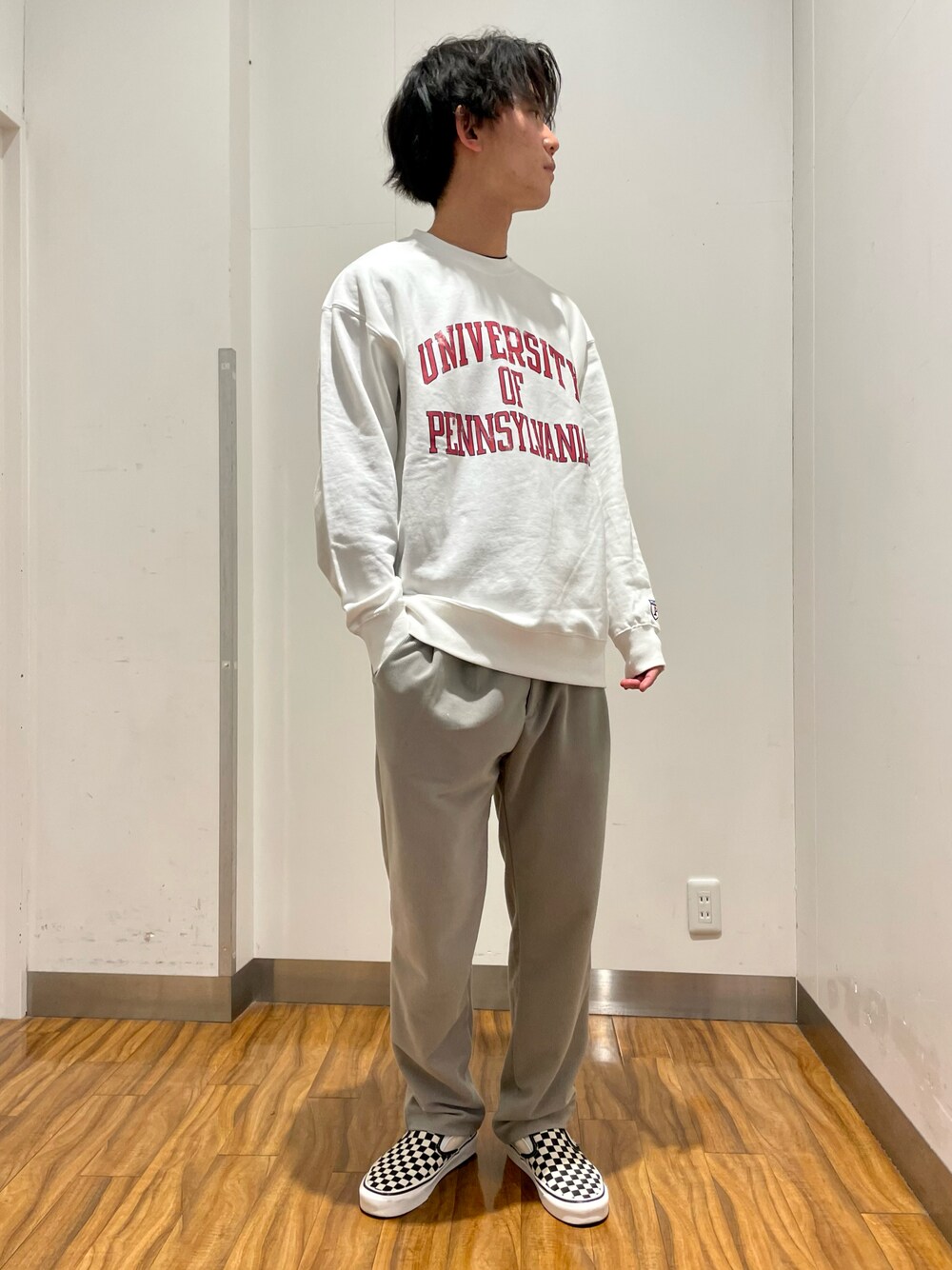 「古着、スウェット、スニーカー、コーデュロイ、ラフ、春コーデ、スケータースタイル、ストリートコーデ、マリノアシティ福岡、アイテムズアーバンリサーチ」｜「ITEMS URBANRESEARCHのPENNSYLVANIA ロゴスウェット（スウェット、ホワイト系）」を使った、Ryuichiさん（メンズ・177cm）の冬コーディネートの1枚目の写真