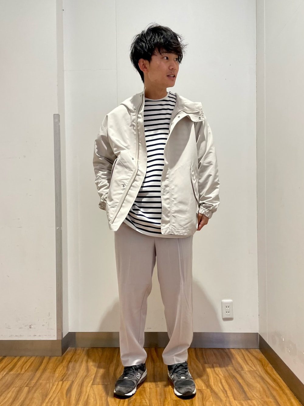 「マウンテンパーカー、ニューバランス、スラックス、スニーカーコーデ、休日スタイル、オフホワイト、春、バスクシャツ、アイボリー、アイテムズアーバンリサーチ」｜「ITEMS URBANRESEARCHのマウンテンパーカー（マウンテンパーカー、ベージュ系）」を使った、Ryuichiさん（メンズ・177cm）の春コーディネートの1枚目の写真