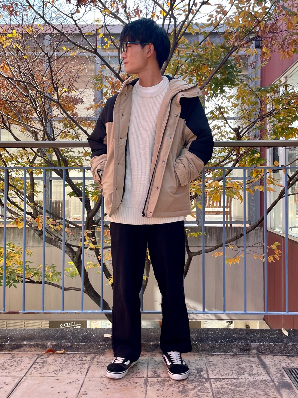 「ニット、VANS、ダウンジャケット、マウンテンパーカー、シンプルコーデ、オールドスクール、オトナカジュアル、いいね、save、フォローお願いします🤑、アイテムズアーバンリサーチ」｜「ITEMS URBANRESEARCHのアイテム（マウンテンパーカー、ベージュ系）」を使った、Ryuichiさん（メンズ・177cm）の秋コーディネートの1枚目の写真