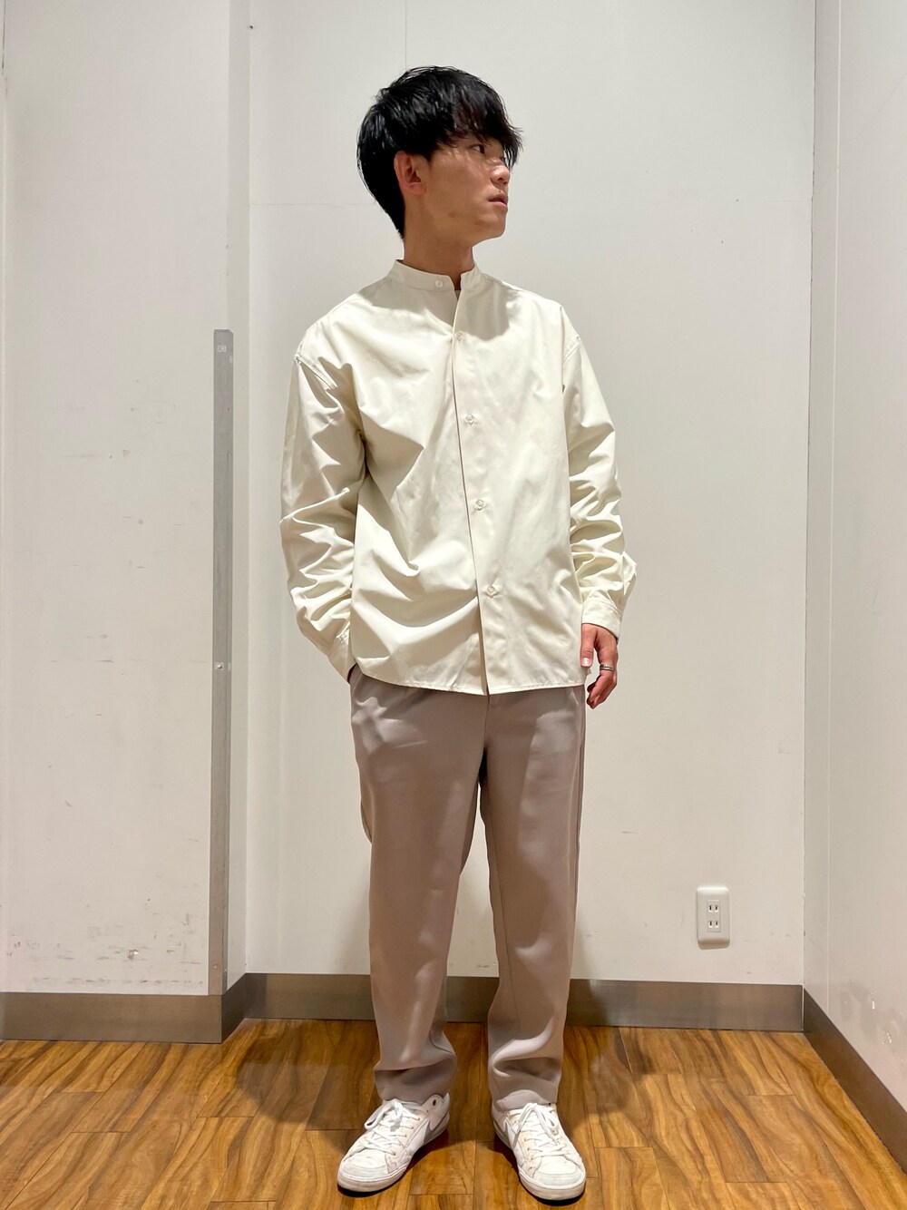 「春、カジュアル、シャツスタイル、NIKE、キレイめ、ストリートコーデ、ナイキ、マリノアシティ福岡、アイテムズアーバンリサーチ、いいね、save、フォローお願いします🤑」｜「ITEMS URBANRESEARCHのTCバンドカラー オーバーサイズシャツ（シャツ/ブラウス、ホワイト系）」を使った、Ryuichiさん（メンズ・177cm）の春コーディネートの1枚目の写真