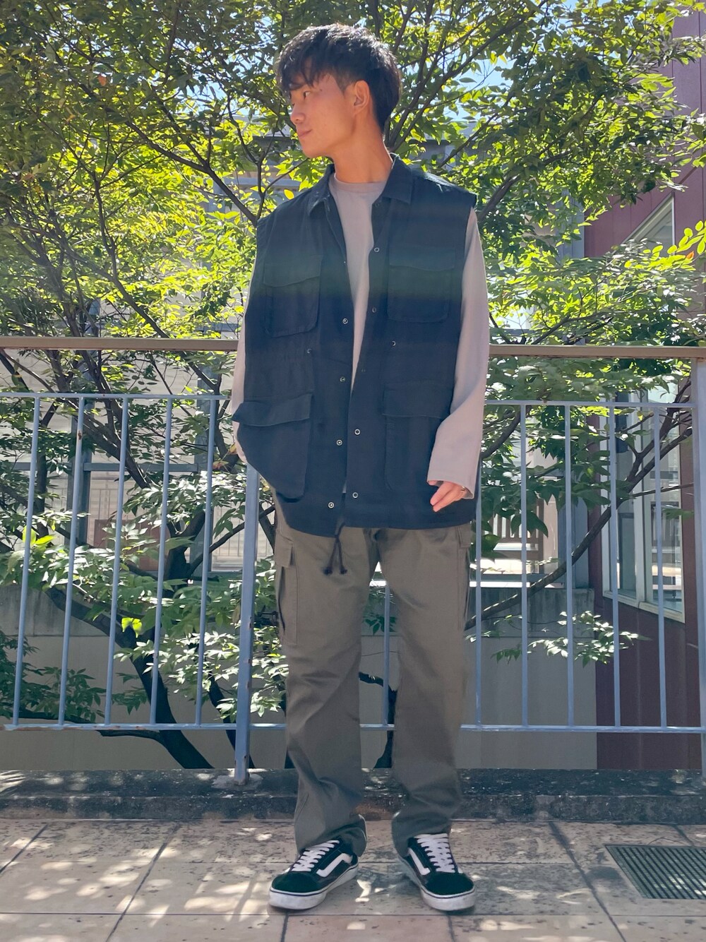 「ITEMS URBANRESEARCHのM-65タイプ ベスト（ベスト、ブラック系）」を使った、Ryuichiさん（メンズ・177cm）の秋コーディネートの1枚目の写真
