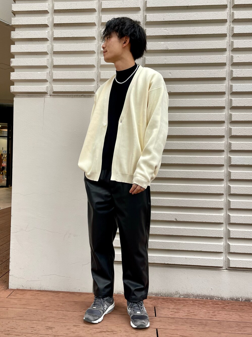 「カーディガン、レザー、レザージャケット、オーバーサイズ、レザーパンツ、カジュアルコーデ、いいね、save、フォローお願いします🤑、マリノアシティ福岡、アイテムズアーバンリサーチ、私の推しブランド」｜「ITEMS URBANRESEARCHの12Gモックネックニット（ニット/セーター、ブラック系）」を使った、Ryuichiさん（メンズ・177cm）の冬コーディネートの1枚目の写真
