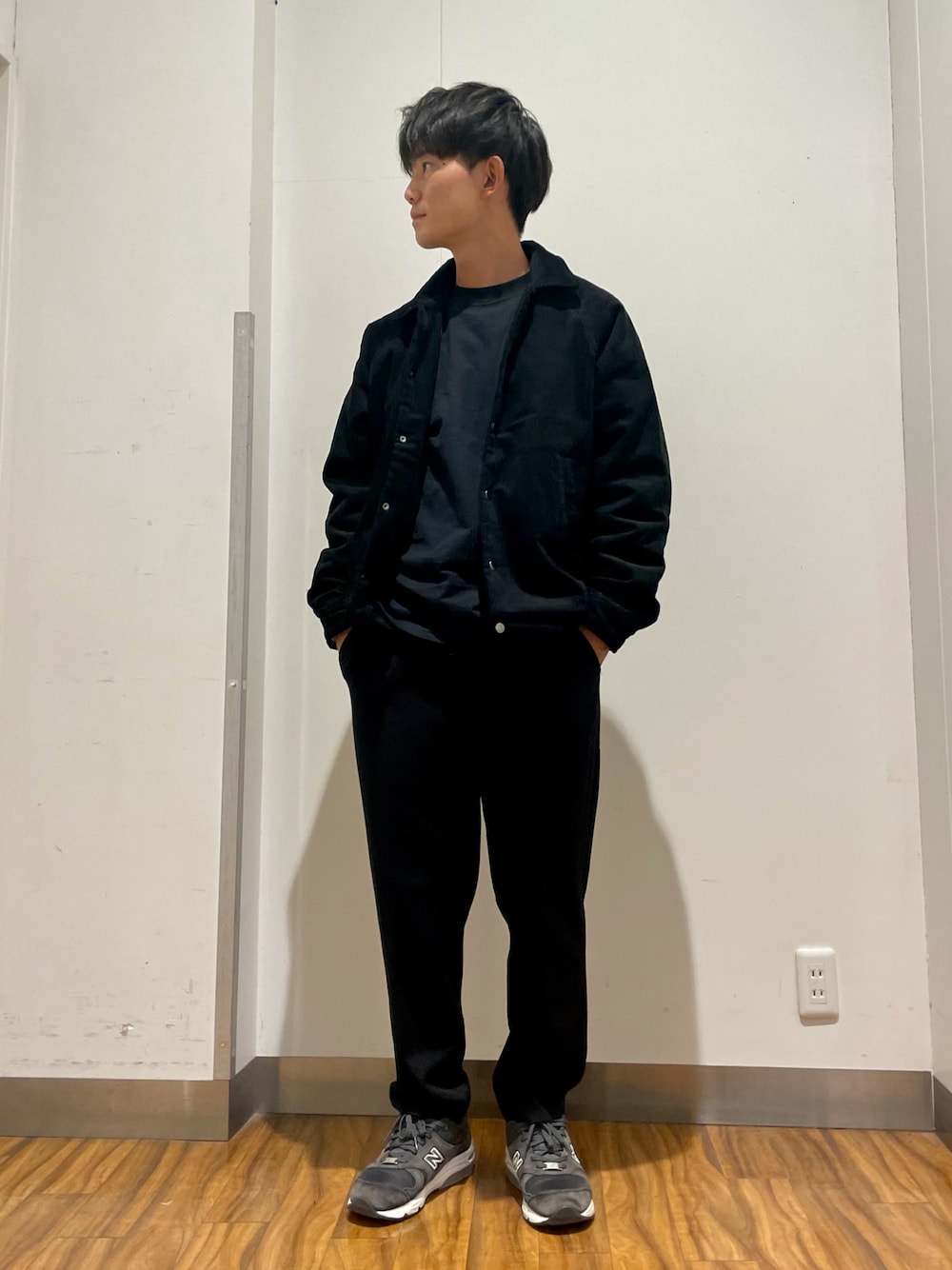 「ニューバランス、秋のコーデ、ストリート、スラックス、オールブラック、コーチジャケット、おしゃれさんと繋がりたい、いいね、save、フォローお願いします🤑、マリノアシティ福岡、アイテムズアーバンリサーチ」｜「ITEMS URBANRESEARCHのコーデュロイ 中綿コーチジャケット（ダウンジャケット/コート、ブラック系）」を使った、Ryuichiさん（メンズ・177cm）の秋コーディネートの1枚目の写真