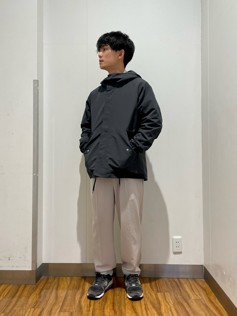 「休日スタイル、マウンテンパーカー、アイテムズアーバンリサーチ、マリノアシティ福岡、いいね、save、フォローお願いします🤑、アウトドアスタイル、ニューバランス、スラックス」｜「ITEMS URBANRESEARCHのマウンテンパーカー（マウンテンパーカー、ブラック系）」を使った、Ryuichiさん（メンズ・177cm）の冬コーディネートの1枚目の写真