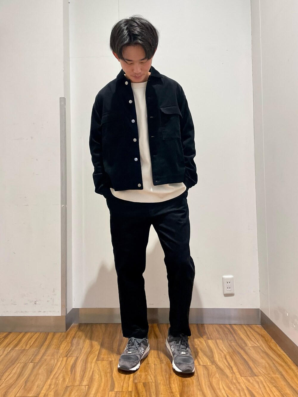 「ブルゾン、セットアップ、コーデュロイ、ブラック、おしゃれさんと繋がりたい、いいね、save、フォローお願いします🤑、マリノアシティ福岡、アイテムズアーバンリサーチ」｜「ITEMS URBANRESEARCHのコーデュロイ オーバージャケット（カバーオール、ブラック系）」を使った、Ryuichiさん（メンズ・177cm）の冬コーディネートの1枚目の写真