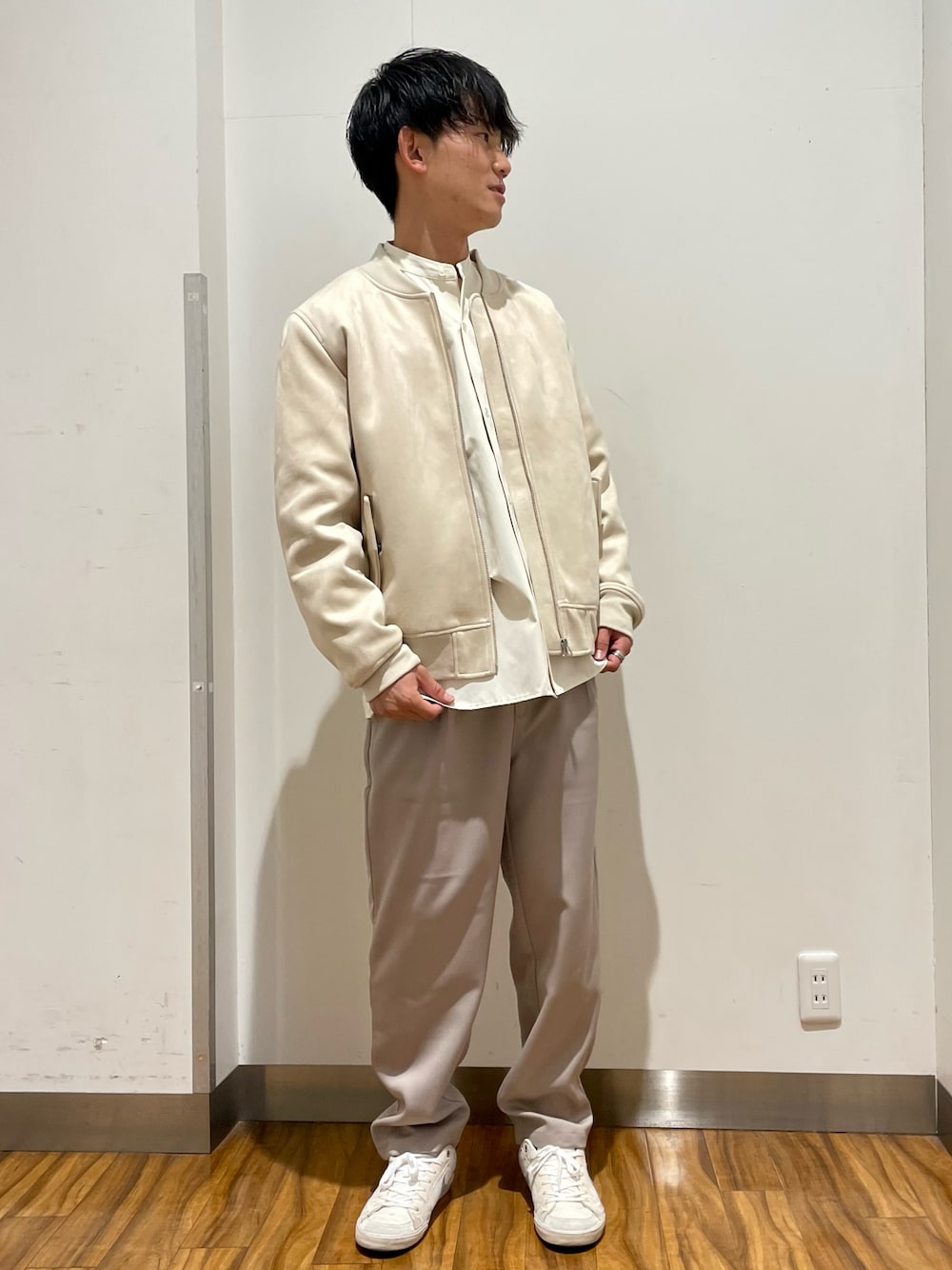「春、キレイめ、NIKE、ナイキ、ストリートコーデ、シャツスタイル、アイテムズアーバンリサーチ、マリノアシティ福岡、いいね、save、フォローお願いします🤑、ブレーザー」｜「ITEMS URBANRESEARCHのフェイクスエードMA-1（MA-1、ベージュ系）」を使った、Ryuichiさん（メンズ・177cm）の冬コーディネートの1枚目の写真