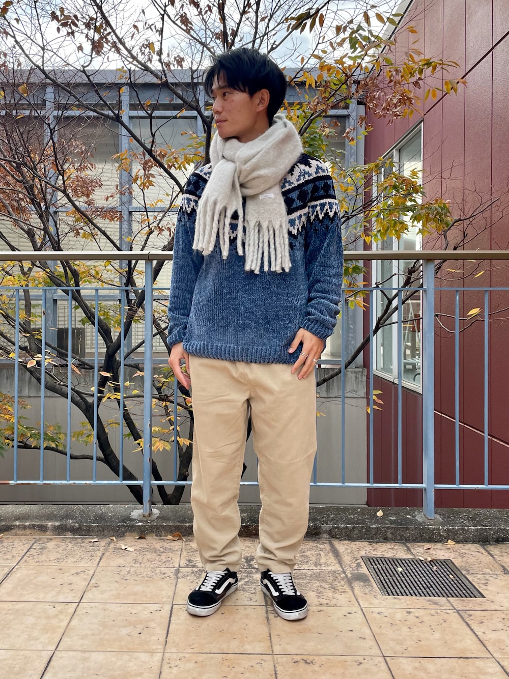 「ニット、コーデュロイ、ストール、冬コーデ、休日スタイル、カジュアルコーデ、求心柄、シェフパンツ、マリノアシティ福岡、アイテムズアーバンリサーチ」｜「ITEMS URBANRESEARCHのブークレムジストール（ストール/ショール、ホワイト系）」を使った、Ryuichiさん（メンズ・177cm）の秋コーディネートの1枚目の写真