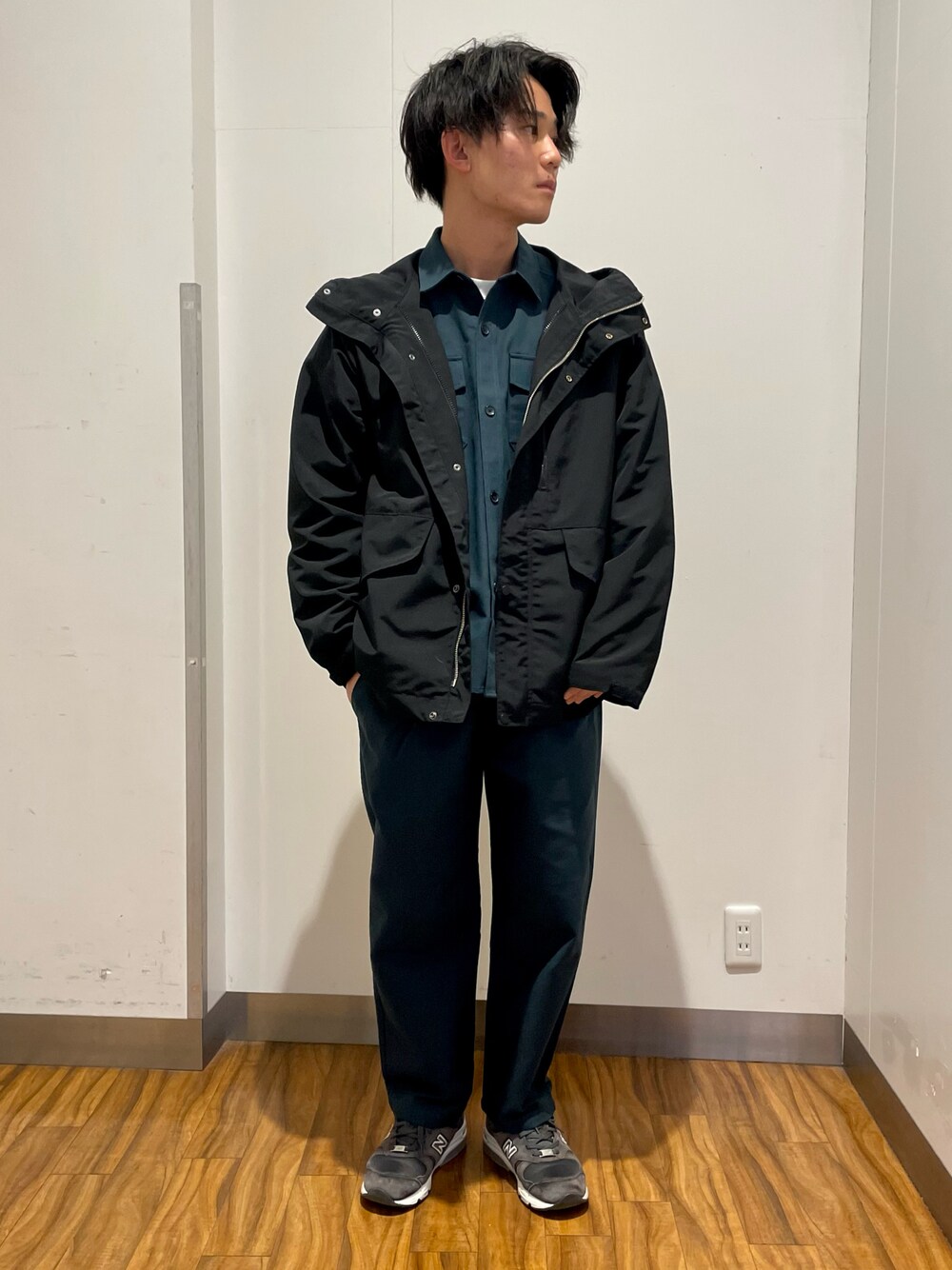 「セットアップ、マウンテンパーカー、グリーン、アウトドアスタイル、ニューバランス、CPOジャケット、ワーク、きれいめカジュアル、春コーデ、シティーボーイ」｜「ITEMS URBANRESEARCHの4WAY マウンテンパーカー（マウンテンパーカー、ブラック系）」を使った、Ryuichiさん（メンズ・177cm）の冬コーディネートの1枚目の写真