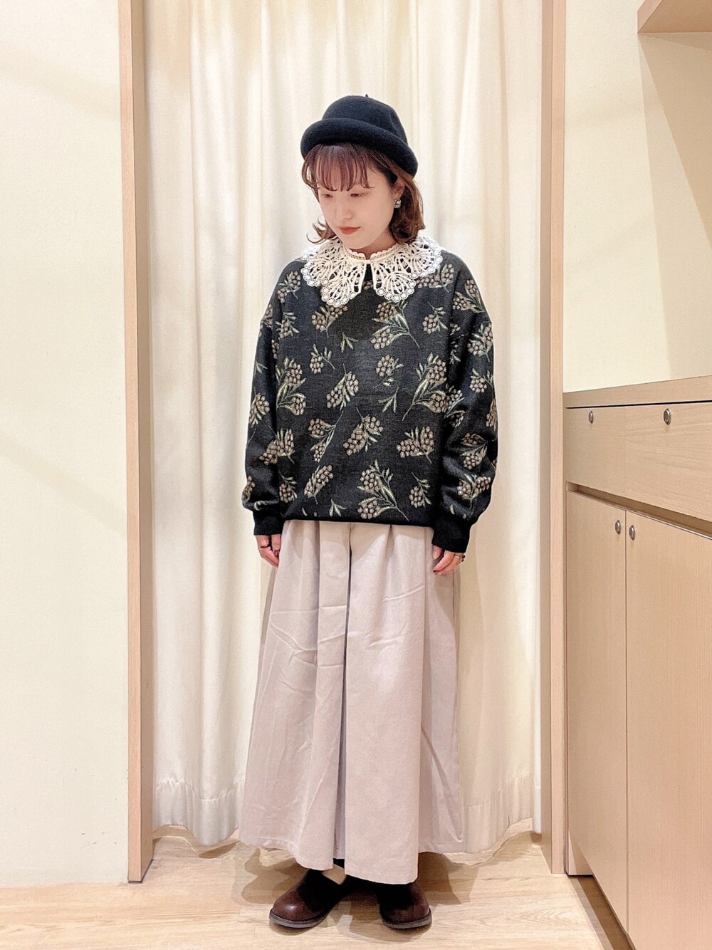 「Samansa Mos2、SM2、サマンサ モスモス(Samansa Mos2)、草花柄、花柄、カーディガン、ニット、襟レース、レースブラウス、ワイドパンツ、ナチュラル、秋冬コーデ、低身長」｜「Samansa Mos2のパーツレース襟ブラウス（シャツ/ブラウス、ホワイト系）」を使った、orinaさん（レディース・153cm）の秋コーディネートの1枚目の写真